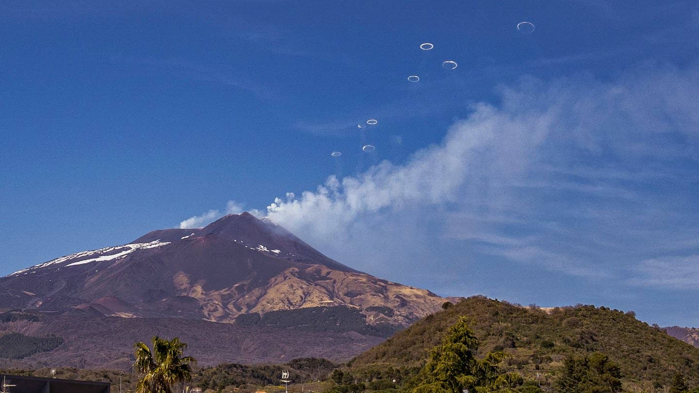 Der Vulkan Ätna in Sizilien spuckt Ringe aus Rauch in den Himmel.