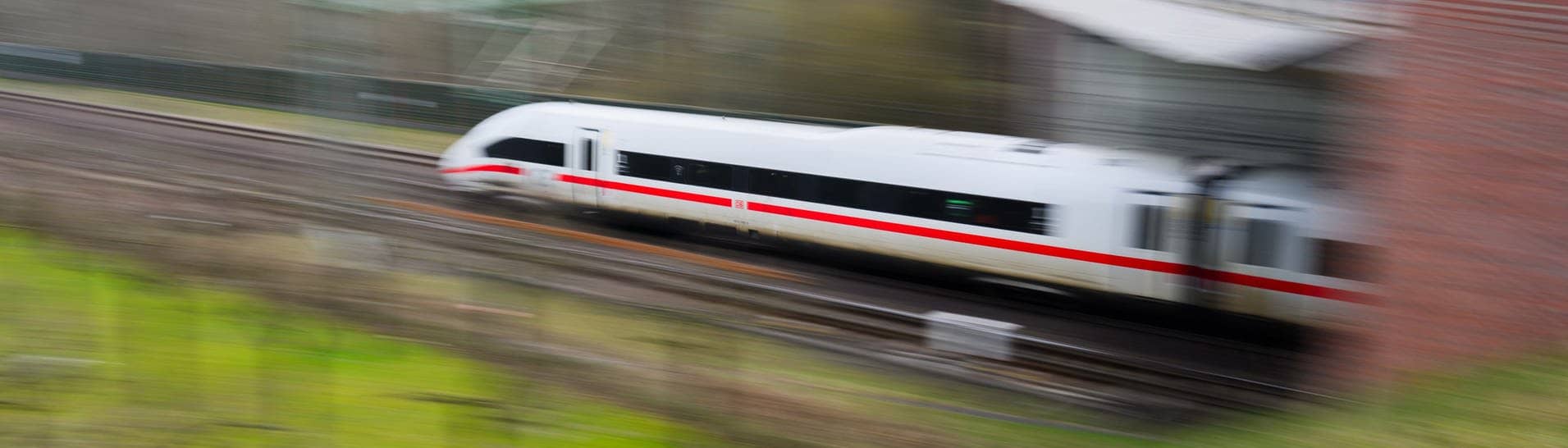 Ein ICE fährt auf der Bahntrasse – Im Tarifstreit haben die Deutsche Bahn und die GDL sich geeinigt. (Foto: dpa Bildfunk, picture alliance/dpa | Julian Stratenschulte)