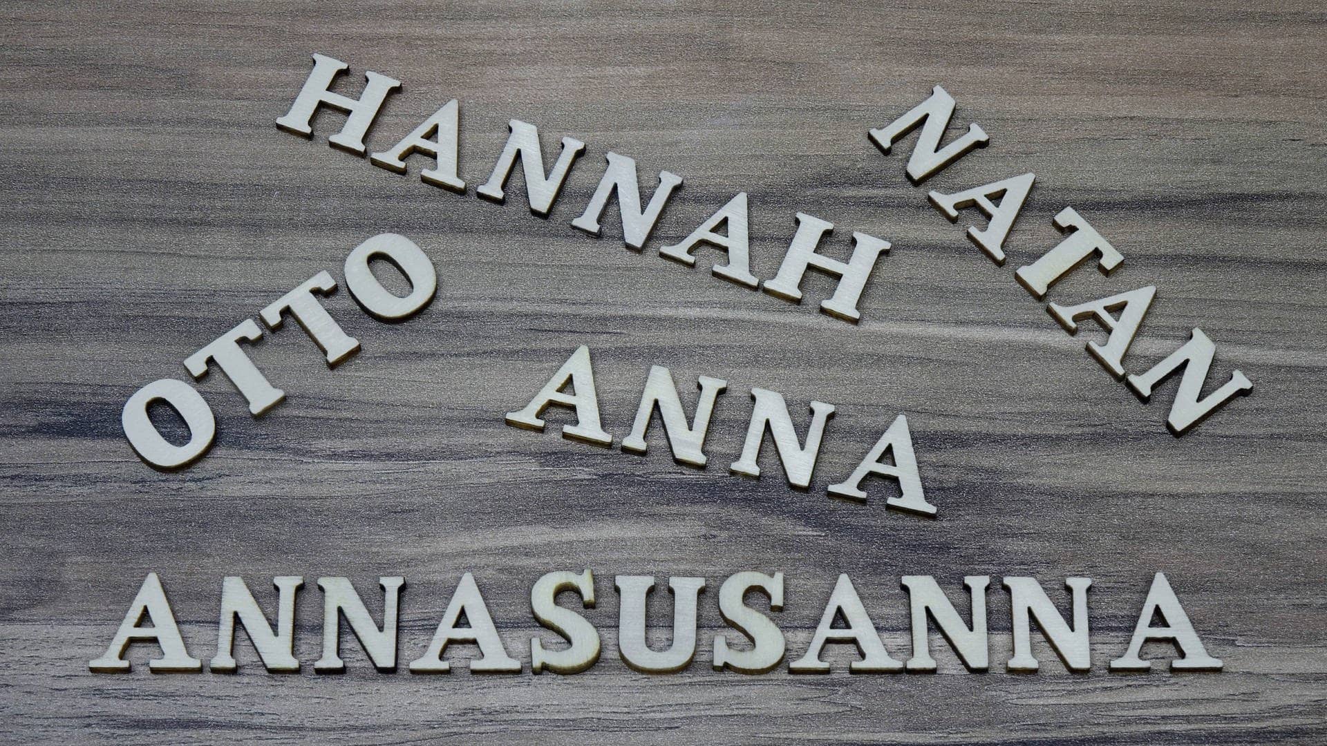 Beispiele für Palindrome: Wörter, die vorwärts und rückwärts gelesen gleich sind. Hier: Namen wie Hannah, Otto oder Anna.