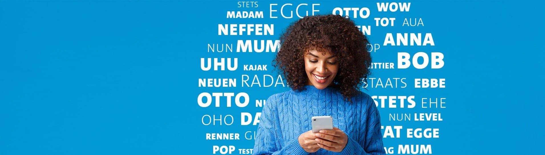 Junge Frau in blauem Pullover schaut auf ihr Smartphone. Hinter ihrem Rücken bildet sich ein Kreis aus Wörtern, die rückwärts und vorwärts gelesen gleich sind – Palindrome.