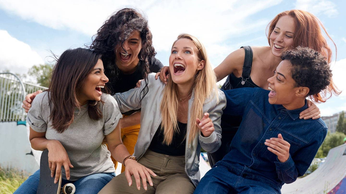 Eine Gruppe von Freundinnen lacht zusammen. (Foto: IMAGO, Shotshop)
