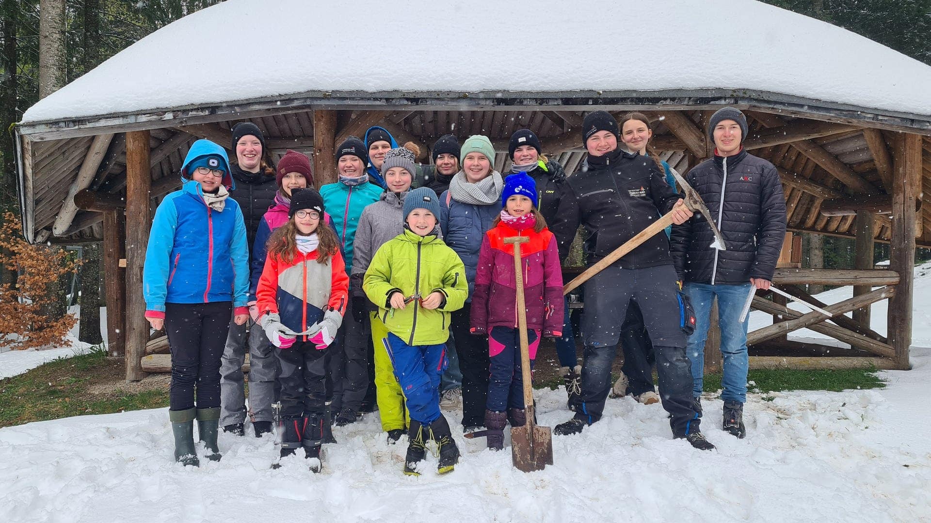 Eine Gruppe der 72-Stunden-Aktion aus Breitnau arbeitet im Schnee an ihrem Projekt
