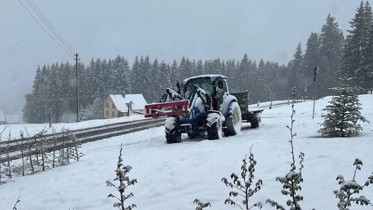 Traktor in der eingeschneiten Landschaft in Schwarzenbach während der 72-Stunden-Aktion