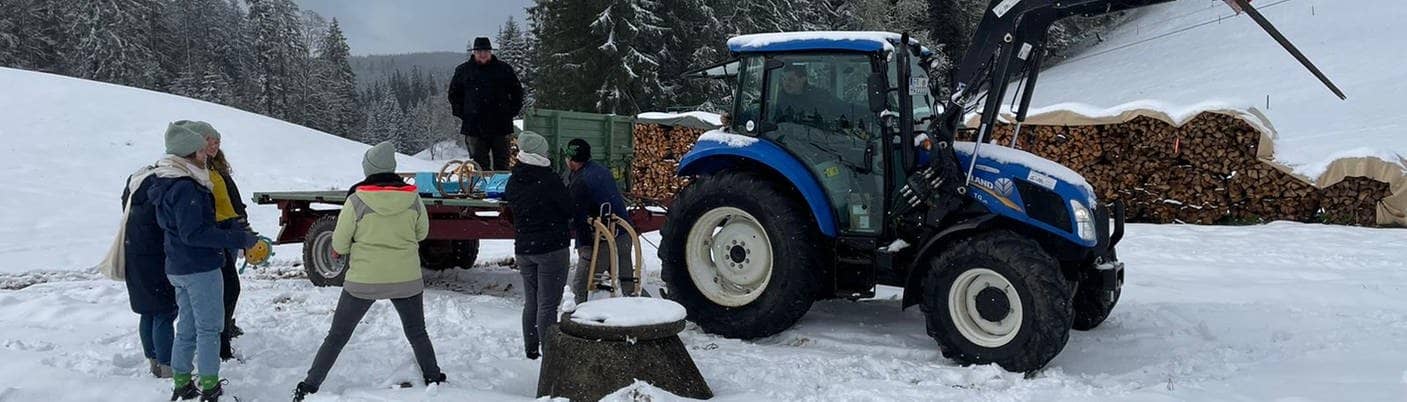 Ein Traktor und die Gruppe der 72-Stunden-Aktion in Schwarzenbach im Schnee