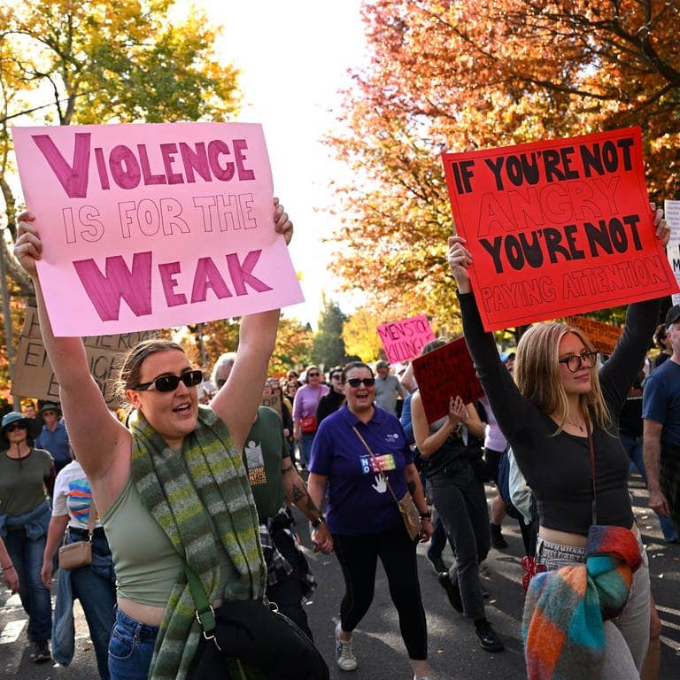 Demonstrierende halten Schilder hoch, als sie an einer Kundgebung zur Beendigung der Gewalt gegen Frauen in Canberra teilnehmen. (Foto: dpa Bildfunk, picture alliance/dpa/AAP | Lukas Coch)