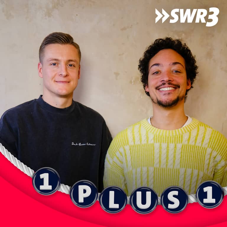 Ex-Fußballspieler und Fußballexperte Felix Kroos und Comedian, Podcaster und Moderator Aurel Mertz im Podcast "1 plus 1" (Foto: SWR3)