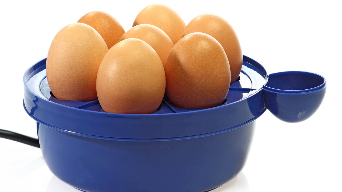 Blauer Eierkocher mit 7 Eiern 