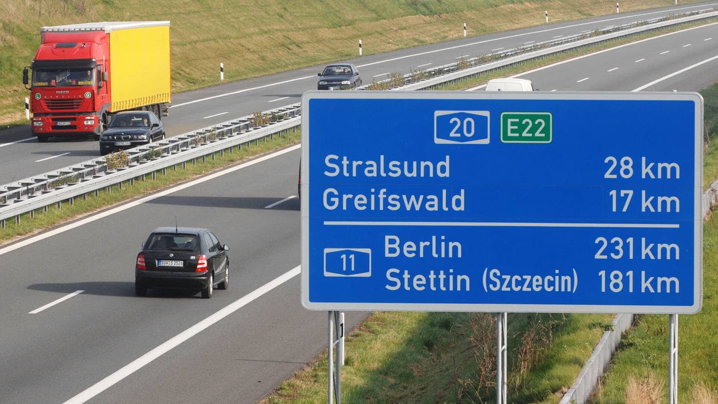 Autobahn mit Hinweisschild Entfernung nach Berlin