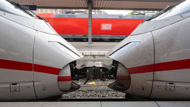 Zwei ICE-Züge der Deutschen Bahn sind auf dem Bahnhof zusammengekoppelt. (Foto: dpa Bildfunk, picture alliance/dpa | Peter Kneffel)