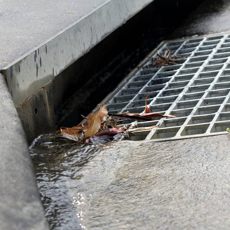 Wasser läuft einen Abwasserschacht hinunter (Foto: IMAGO, IMAGO/Panthermedia)