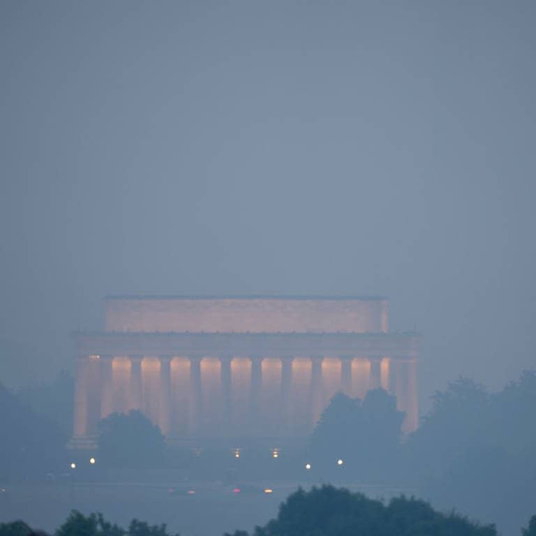 Der Blick auf das Lincoln Memorial ist von Rauch betrübt. 
