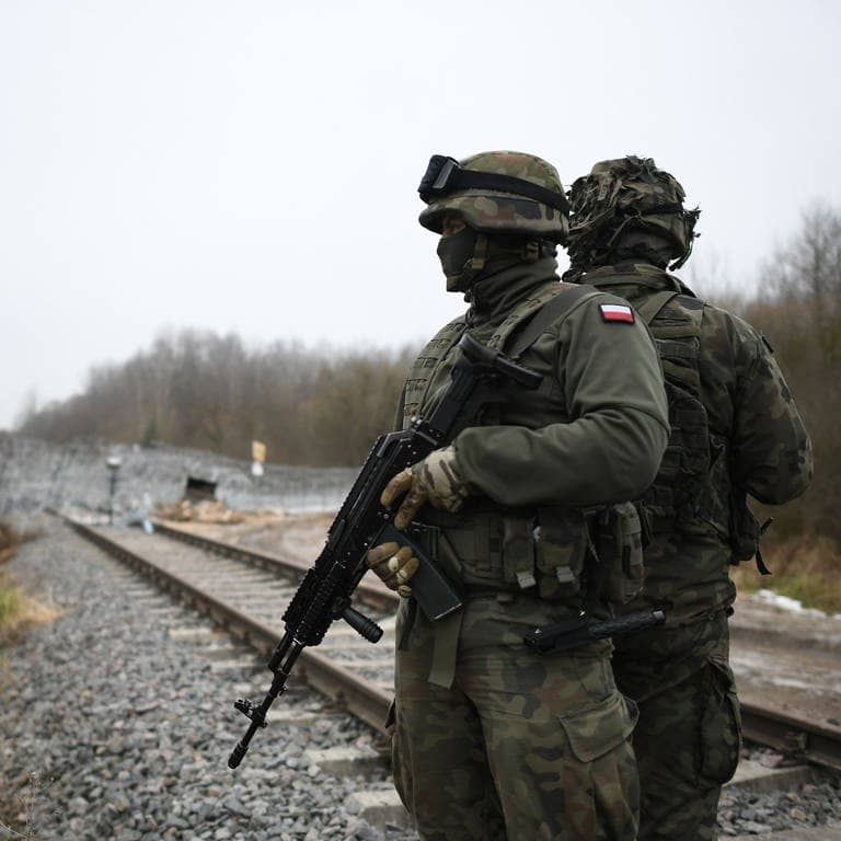 Zwei Beamte des polnischen Grenzschutzes patrouillieren in der Sperrzone an der Grenze zu Belarus.