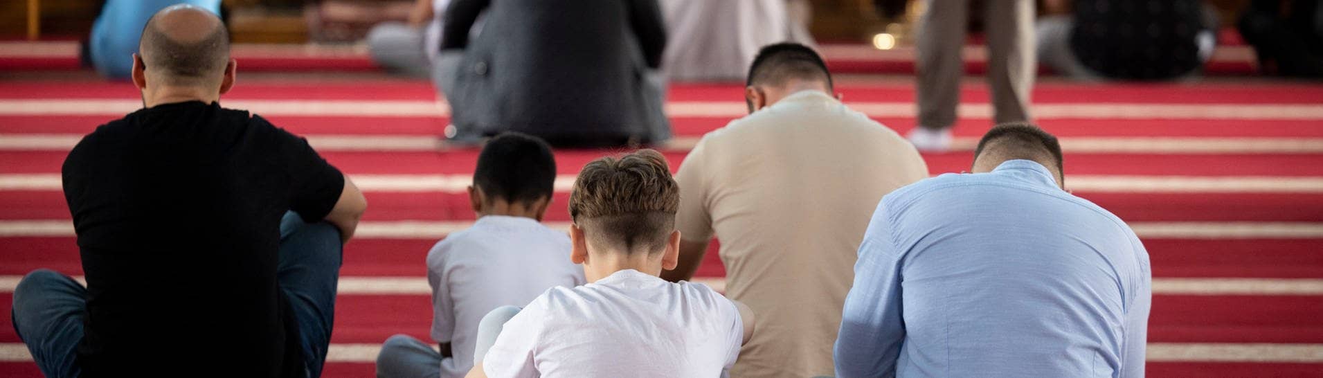 Muslime nehmen am Freitagsgebet in der Merkez DITIB Moschee teil. Nach dem Aufruf der Terrororganisation Hamas zu ihrer weltweiten Unterstützung an diesem Freitag warnt die Türkische Gemeinde davor, dem nachzukommen.