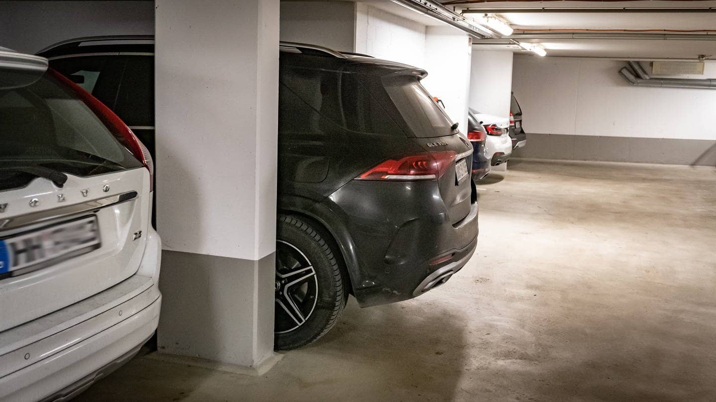 SUVs sind meist zu groß für normale Parkplätze vor allem in Parkhäusern. In Paris wird abgestimmt, ob die Parkgebühren erhöht werden.
