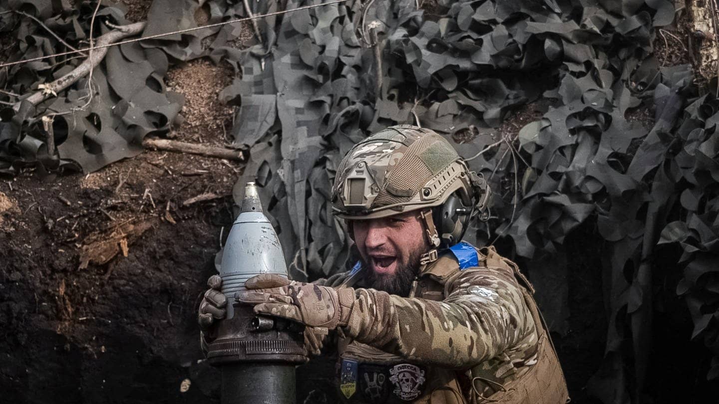 Ein ukrainischer Soldat macht einen Mörser feuerbereit.
