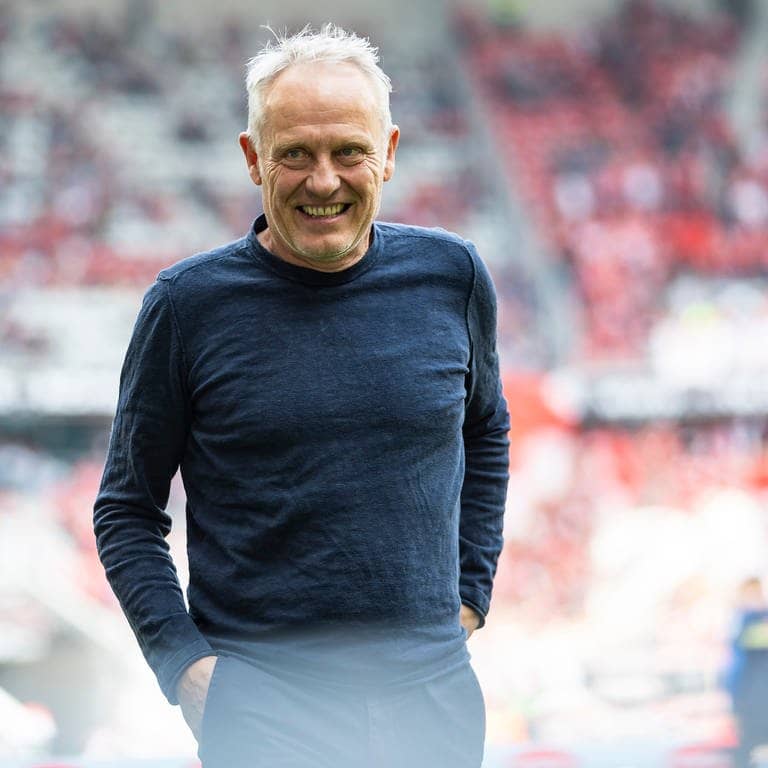 SC-Freiburg-Trainer Christian Streich lacht
