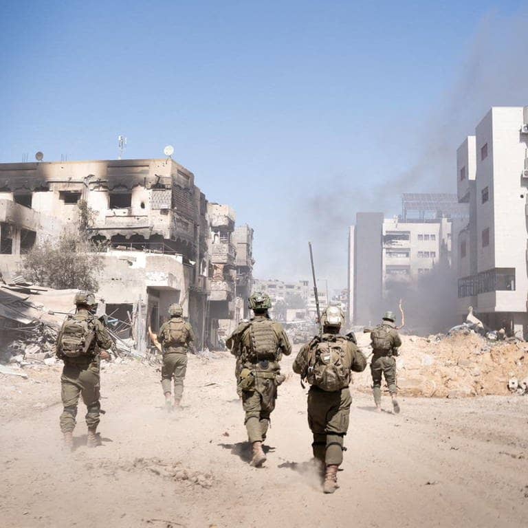 Israelische Soldaten patrouillieren durch eine Straße im Gazastreifen (Foto: Reuters, Israel Defense Forces/Handout via REUTERS)