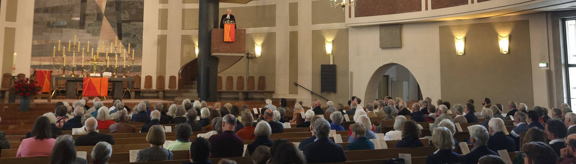 Landesbischof Heinrich Bedford-Strohm predigt bei einem Festgottesdienst in der evangelisch-lutherischen Pfarrkirche St. Matthäus. Die Kirche versucht, durch ausgefallenere Gottesdienste für neue Mitglieder zu werben.