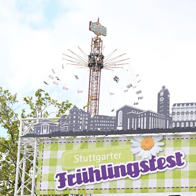 "Herzlich willkommen" steht auf einem Schild am Eingang zum Gelände des Stuttgarter Frühlingsfestes. (Foto: dpa Bildfunk, picture alliance/dpa | Bernd Weißbrod)