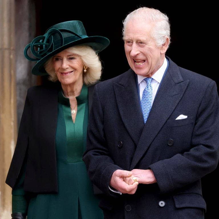 Symbolbild: König Charles III. und Königin Camilla verlassen die St. George's Chapel in Schloss Windsor. (Foto: dpa Bildfunk, picture alliance/dpa/AP | Hollie Adams)