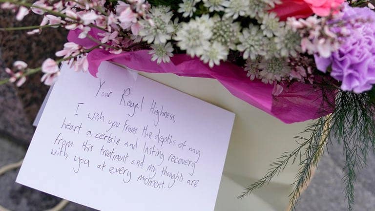 Blumen und ein Brief an Kate, Prinzessin von Wales, wurden vor dem Schloss Windsor niedergelegt. (Foto: dpa Bildfunk, picture alliance/dpa/AP | Alberto Pezzali)