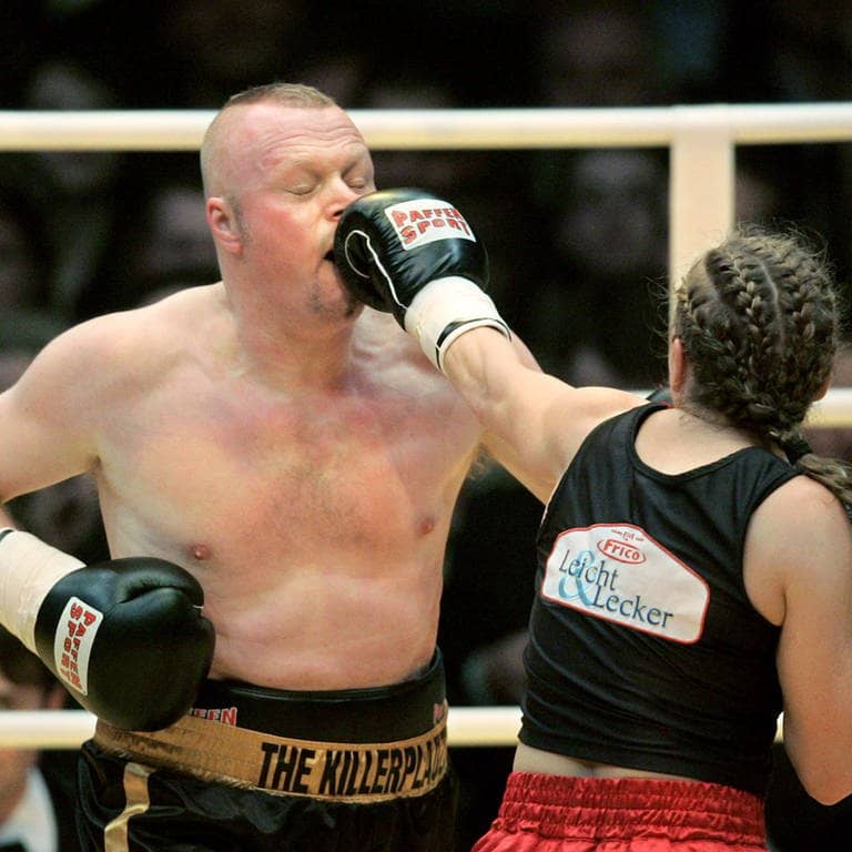 Boxweltmeisterin Regina Halmich und Fernsehmoderator Stefan Raab boxen am 30.03.2007 in der ausverkauften Kölnarena in Köln gegeneinander.