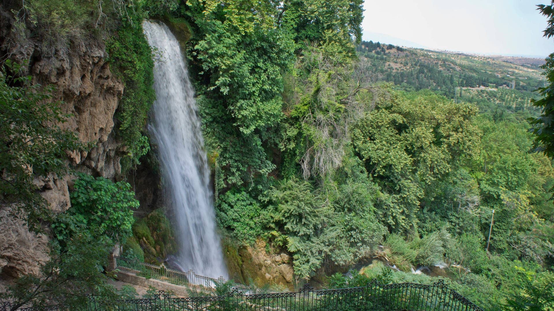 Edessa bietet Städtetrip mit Stadt, Natur und einem prächtigen Wasserfall, der neben der historischen Stadt dahinfließt – alles dabei für Touristen.