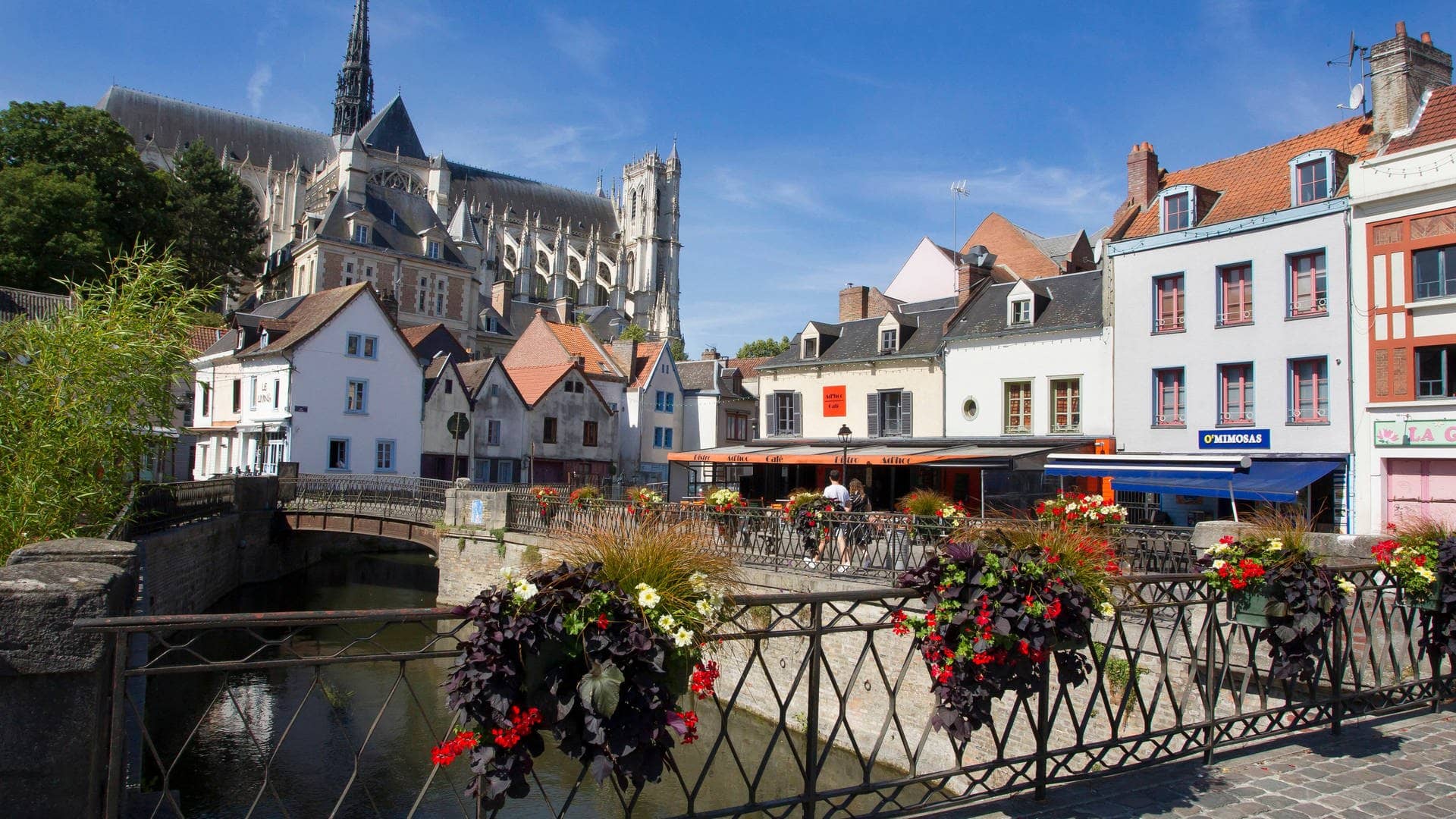 Amiens ist ein echter Geheimtipp, wenn es um einen Städtetrip geht und überzeugt mit seinen Kanälen, der Altbaufassade der Stadt, Brücken, kleinen Cafés und leckerem Essen.