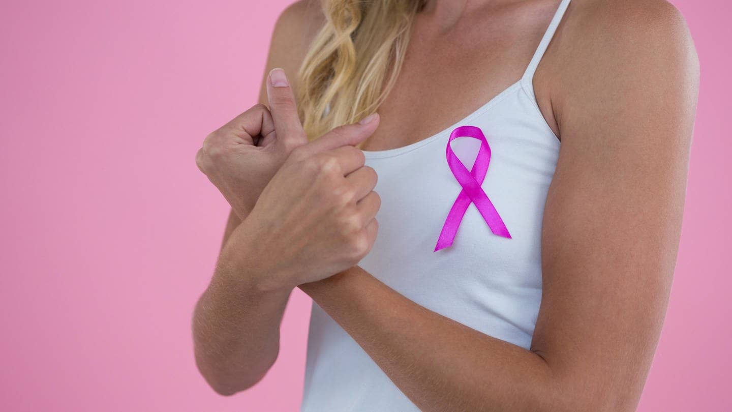 Die rosa Schleife ist ein Symbol gegen Brustkrebs. (Foto: picture-alliance / Reportdienste, picture alliance / Zoonar | Channel Partners)