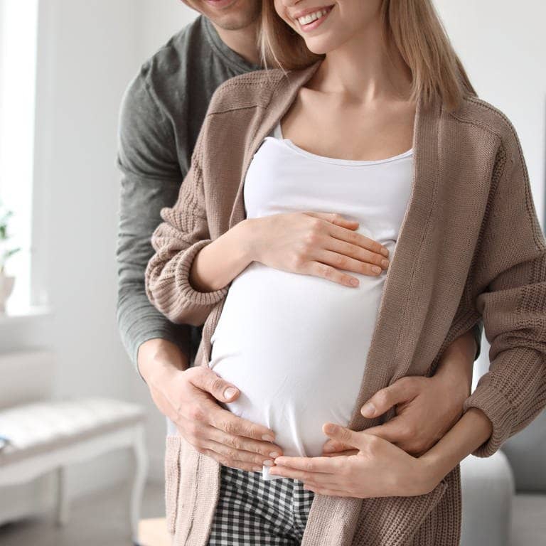 Ein schwangeres Paar. Unverheiratete sollten am besten schon vor der Geburt eine Vaterschaftsanerkennung machen, damit der leibliche Vater auch der rechtliche Vater sein kann.