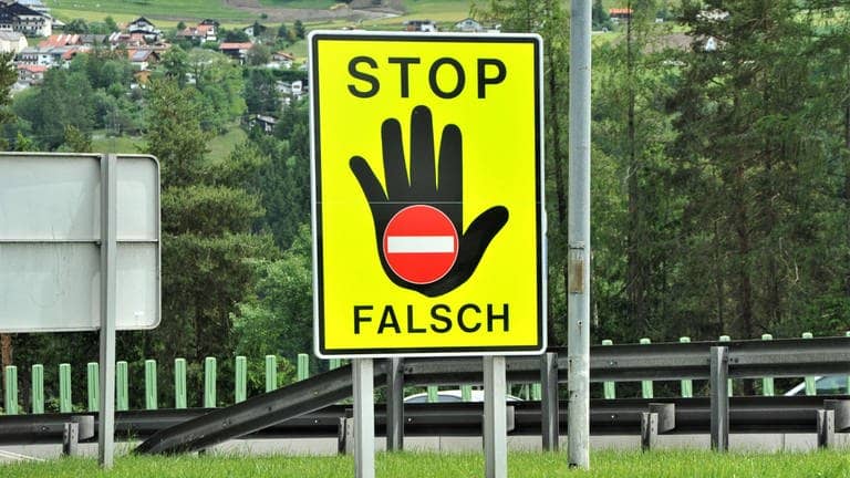 Um Falschfahrer zu vermeiden, kommen Stopschilder bei Autobahnauffahrten zum Einsatz