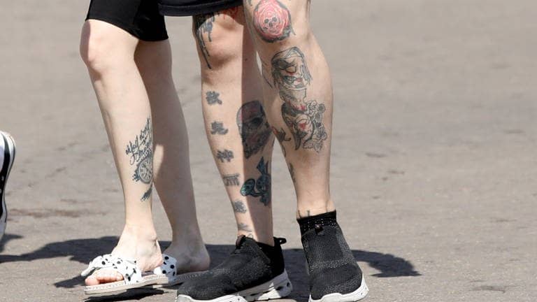 Menschen mit Tattoos stehen auf der Straße