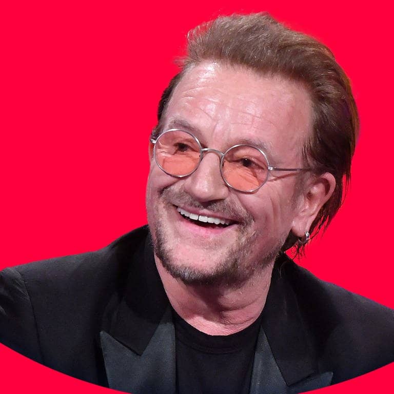 Bono, der Sänger der Rock-Band U2, trägt eine rötliche Brille.