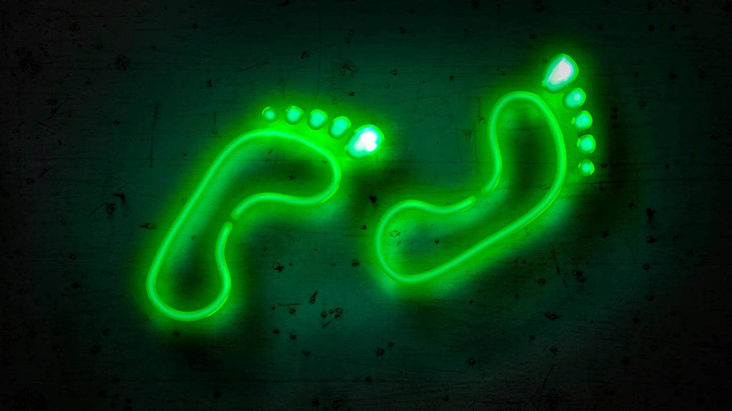 Grüne Neon-Fußabdrücke auf einer Wand – SWR3 New Pop goes green