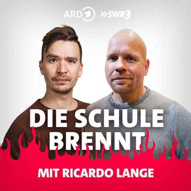 Ricardo Lange und Bob Blume vor Flammen