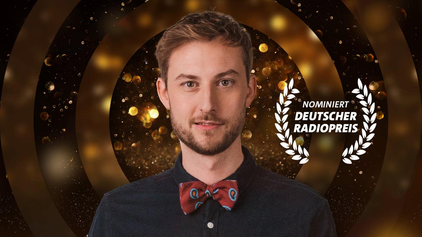 SWR3-Moderator Constantin Zöller vor goldemen Hintergrund neben der Schrift Deutscher Radiopreis nominiert.