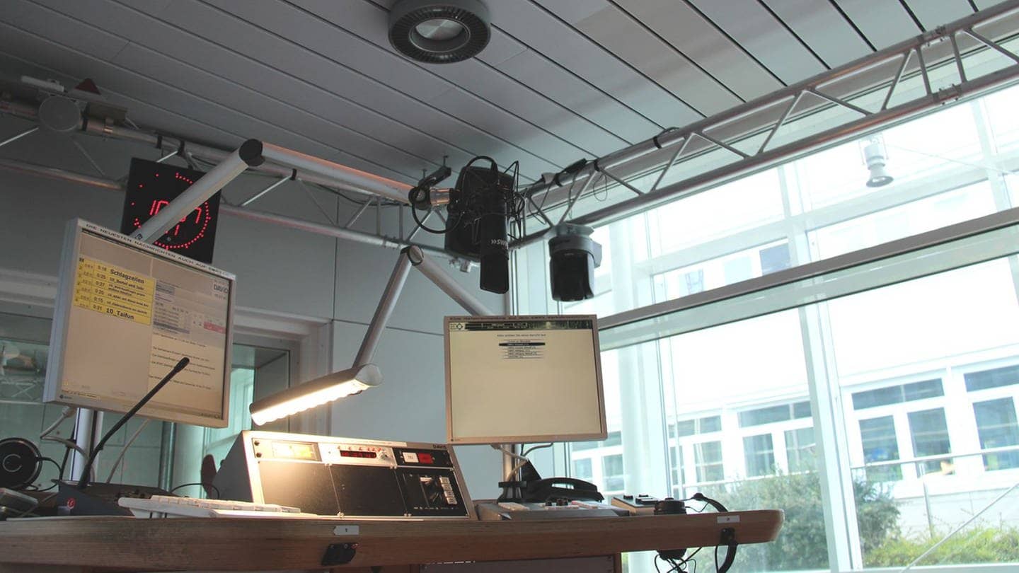 Auch im Nachrichtenstudio hängt eine Kamera.