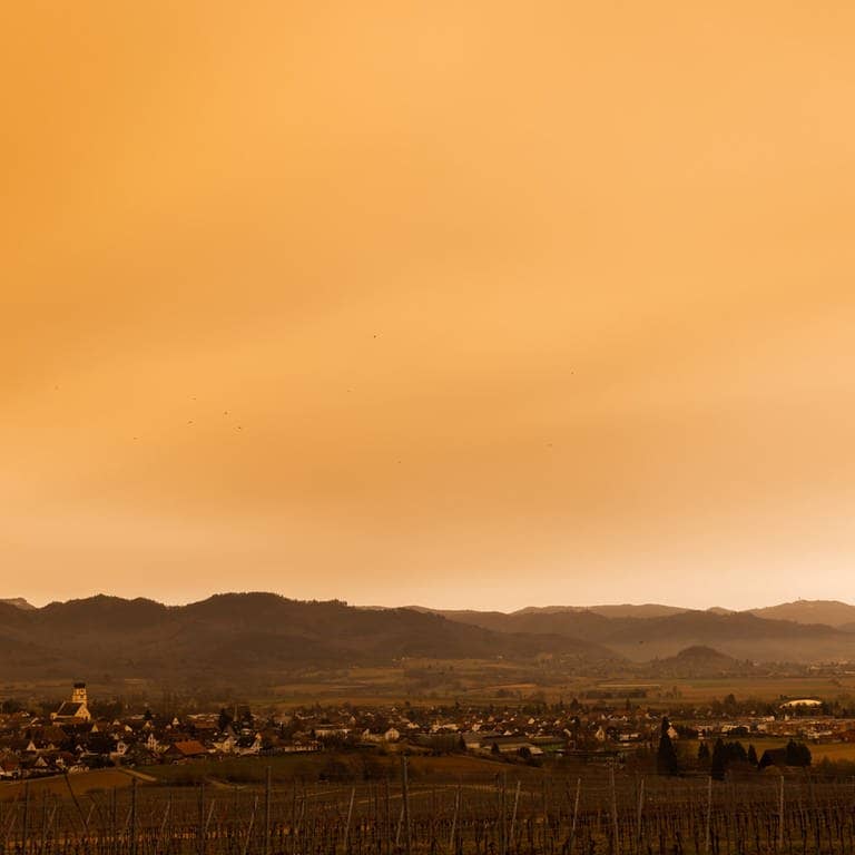 Mit Saharastaub angereicherte Luft aus Nordafrika weht über dem Rheintal und sorgt für rötlich verfärbtes Tageslicht.  (Foto: dpa Bildfunk, picture alliance/dpa | Philipp von Ditfurth)