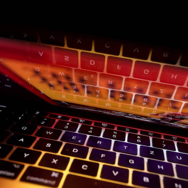 Die Tastatur eines Laptops spiegelt sich in dessen Bildschirm (Foto: dpa Bildfunk, picture alliance/dpa | Karl-Josef Hildenbrand)
