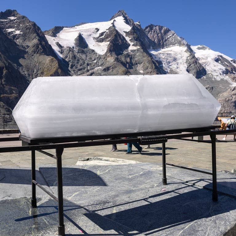 Ein Sarg aus Eis während einer Aktion des Klimaschutzvereins „Protect Our Winters“ Austria (POW). Mit einem Sarg aus Eis hat ein Klimaschutzverein in Österreich auf den verheerenden Gletscherschwund aufmerksam gemacht.