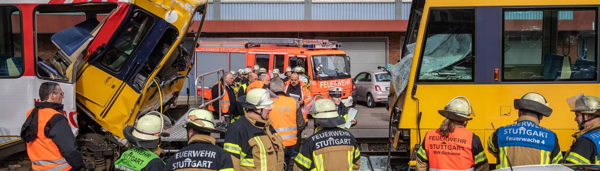 Einsatzkräfte der Feuerwehr arbeiten an zwei zerstörten Stadtbahnen. Bei dem Zusammenstoß zweier Stadtbahnen im Stuttgarter Stadtteil Wangen sind mehrere Menschen verletzt worden.