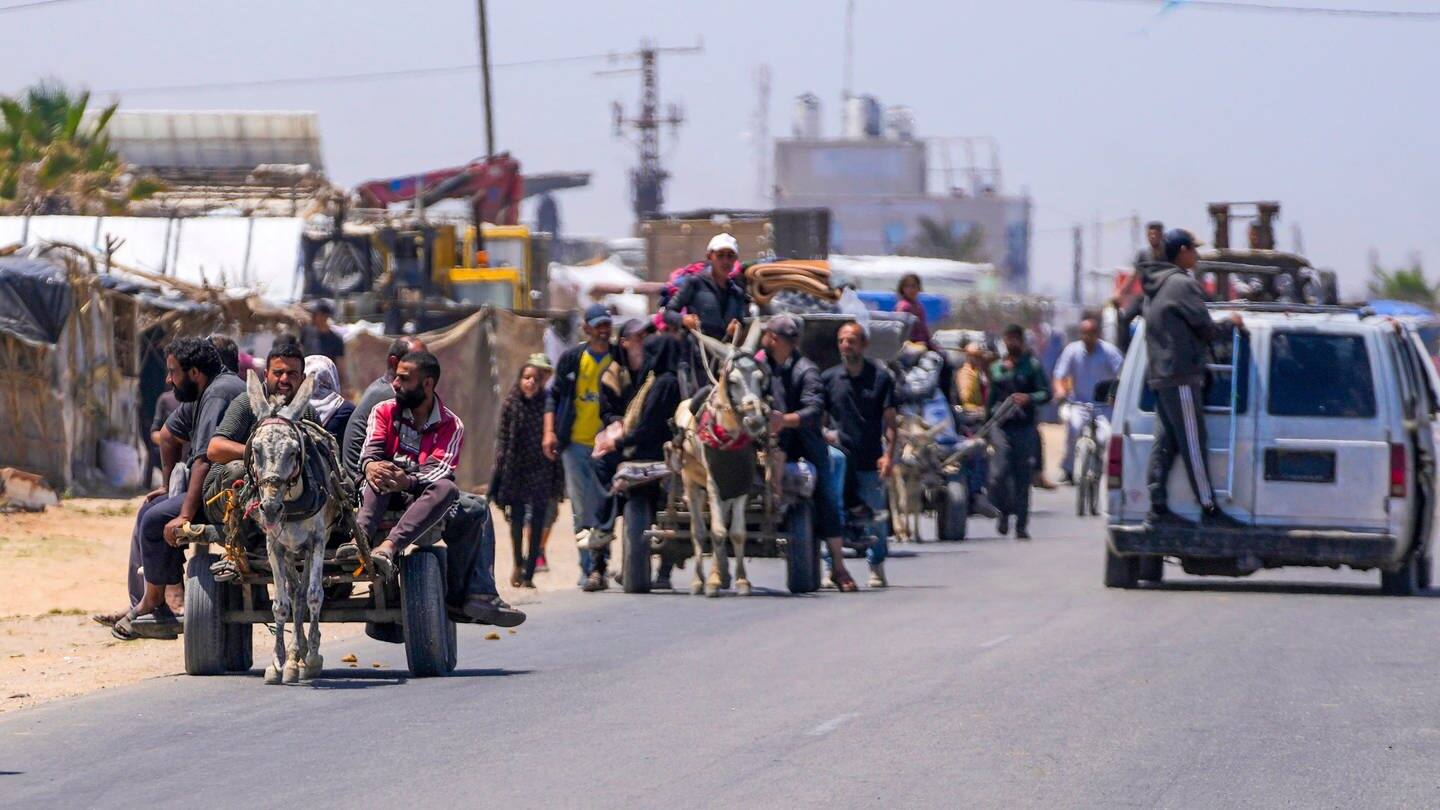 Vertriebene Palästinenser kommen auf ihren Wägen mit Eseln im Zentrum des Gazastreifens an, nachdem sie aus Rafah geflohen sind.