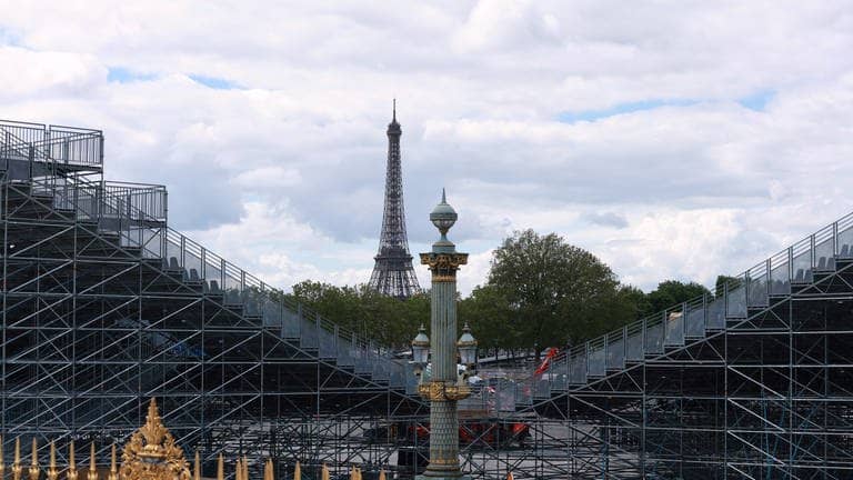 Auf dem Place de la Concorde wird ein Stadion für Olympia gebaut. Dahinter ist der Eiffelturm zu sehen.