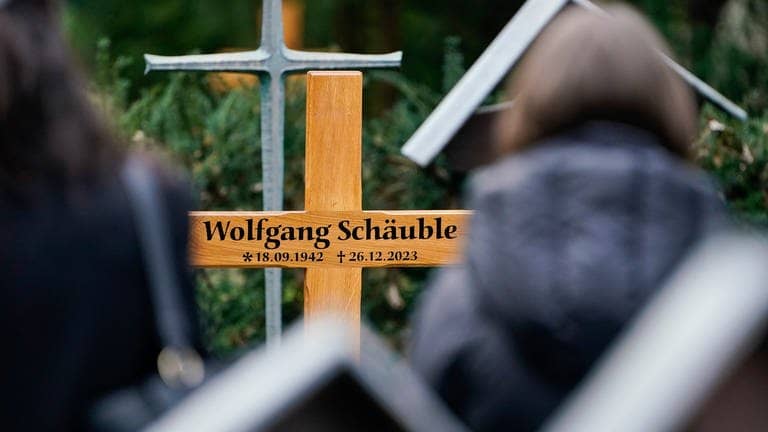 Trauergäste stehen auf dem Friedhof nach dem Trauergottesdienst für Wolfgang Schäuble.