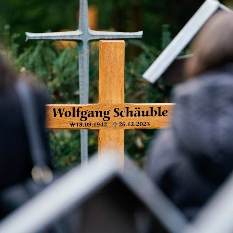 Trauergäste stehen auf dem Friedhof nach dem Trauergottesdienst für Wolfgang Schäuble.