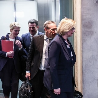 Manuela Schwesig (SPD, l-r), Ministerpräsidentin von Mecklenburg-Vorpommern, Hubertus Heil (SPD), Bundesminister für Arbeit und Soziales, Jörg Kukies (SPD), Bundesminister der Finanzen, und Anke Rehlinger (SPD), Ministerpräsidentin vom Saarland, kommen aus einem Aufzug im Jakob-Kaiser-Haus.