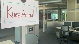 Schild mit "Kurzarbeit" in einem Büro