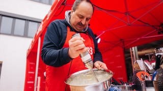 Zwischengang: Gegrillter gefüllter Apfel mit Reis auf einer grünen Salsa mit Rucola und Tomatenwürfel