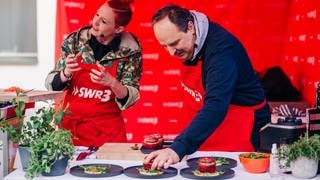 Zwischengang: Gegrillter gefüllter Apfel mit Reis auf einer grünen Salsa mit Rucola und Tomatenwürfel