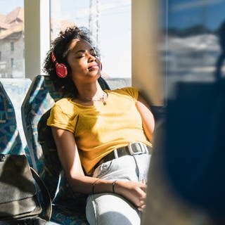 Frau fährt im Sommer mit der Bahn im Nahverkehr